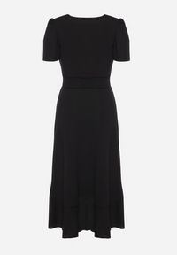 Born2be - Czarna Sukienka Taliowana z Kopertowym Dekoltem i Falbanką Tatania. Okazja: na co dzień. Kolor: czarny. Długość rękawa: krótki rękaw. Typ sukienki: kopertowe. Styl: casual, elegancki, klasyczny #7