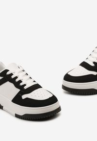 Renee - Czarno-Białe Sneakersy na Niskiej Platformie z Ozdobnymi Przeszyciami Huviena. Okazja: na co dzień. Nosek buta: okrągły. Kolor: czarny. Materiał: jeans. Obcas: na platformie #2