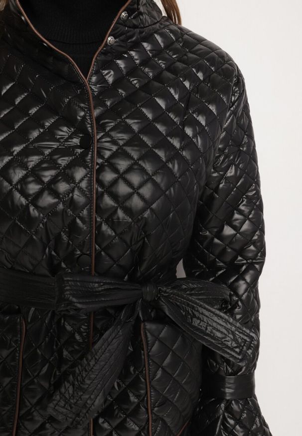 Born2be - Czarna Pikowana Kurtka z Materiałowym Paskiem i Rozszerzanymi Rękawami Zerilaine. Okazja: na co dzień. Kolor: czarny. Materiał: materiał. Styl: elegancki, casual
