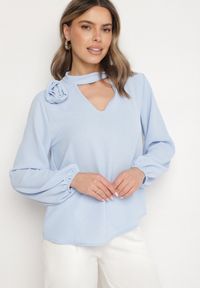 Born2be - Jasnoniebieska Bluzka z Ozdobnym Dekoltem Gomi. Kolor: niebieski. Długość rękawa: długi rękaw. Długość: długie. Wzór: kwiaty #6