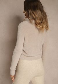Renee - Beżowy Puchaty Sweter o Krótkim Kroju Darilin. Kolor: beżowy. Materiał: dzianina. Długość: krótkie