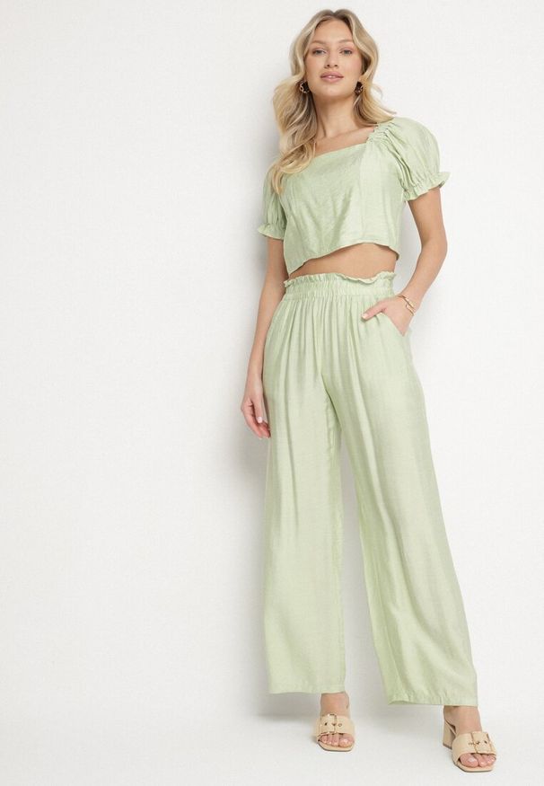 Born2be - Jasnozielony Wiskozowy Komplet Spodnie o Szerokim Kroju i Top Heltebia. Kolor: zielony. Materiał: wiskoza