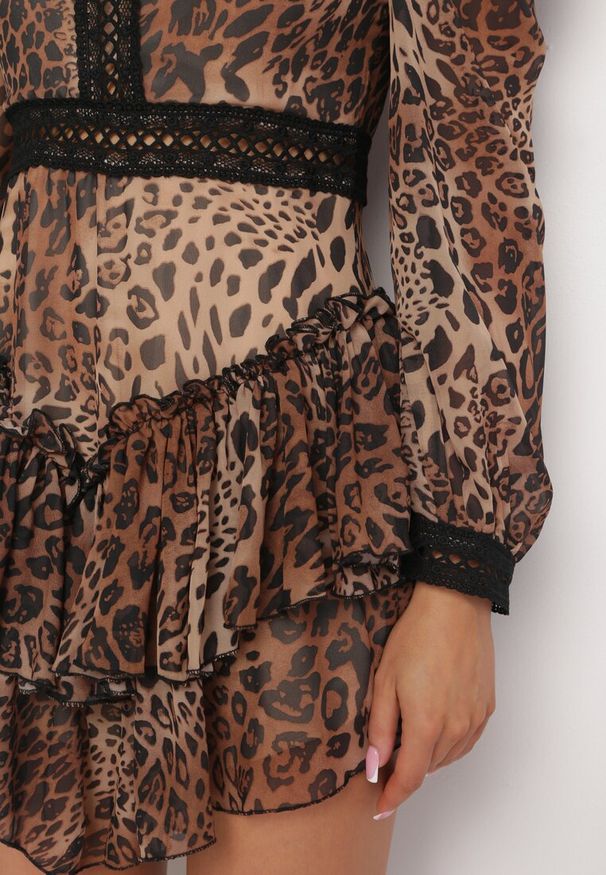 Born2be - Brązowa Rozkloszowana Sukienka Kombinezon Mini z Falbankami Gilha. Typ kołnierza: kołnierz z falbankami. Kolor: brązowy. Materiał: koronka. Wzór: aplikacja. Długość: mini