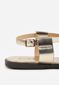 Renee - Złote Sandały Typu Japonki Ozdobione Metaliczną Aplikacją Grynyra. Kolor: złoty. Wzór: aplikacja. Sezon: lato #5