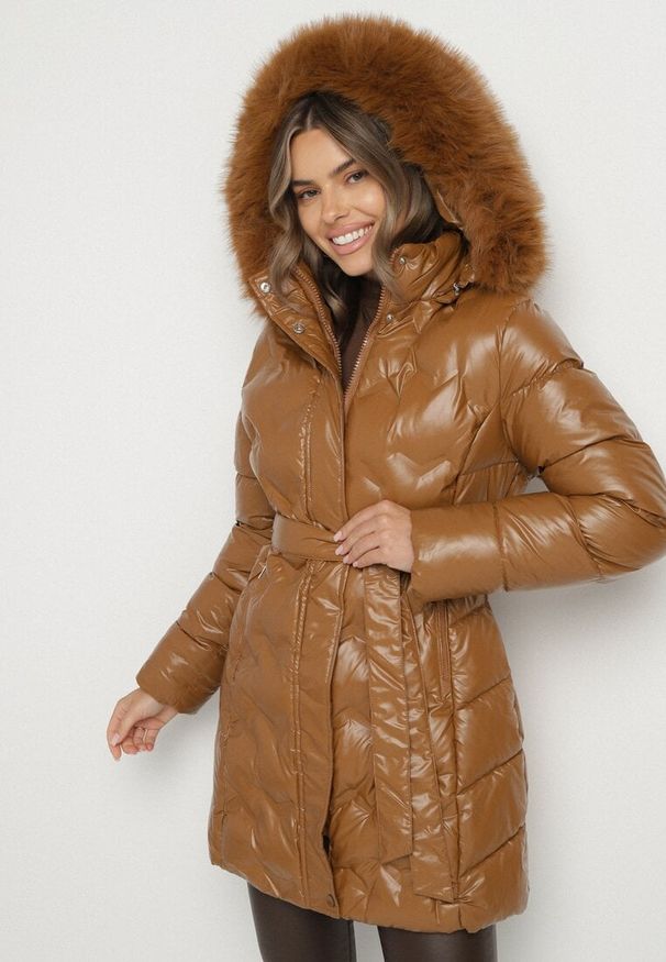 Born2be - Brązowa Pikowana Kurtka z Odpinanym Kapturem i Futerkiem Wiązana Paskiem Olenessa. Kolor: brązowy. Materiał: futro. Sezon: zima
