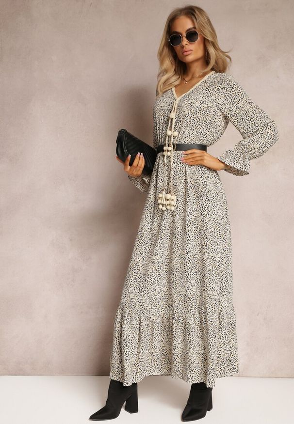 Renee - Biała Sukienka Endomela. Typ kołnierza: dekolt w serek. Kolor: biały. Długość rękawa: długi rękaw. Wzór: aplikacja. Styl: boho. Długość: maxi