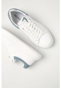 Trussardi Jeans Buty kolor biały na platformie. Nosek buta: okrągły. Zapięcie: sznurówki. Kolor: biały. Materiał: guma. Obcas: na platformie #3
