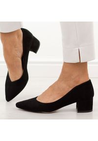Czarne zamsz skórzane Polskie czółenka damskie na obcasie Prestige 2235/obl. Okazja: na co dzień, na spotkanie biznesowe, do pracy. Kolor: czarny. Materiał: zamsz, skóra. Szerokość cholewki: normalna. Sezon: wiosna, jesień, lato. Obcas: na obcasie. Styl: biznesowy, elegancki, casual, klasyczny, wizytowy. Wysokość obcasa: niski #1