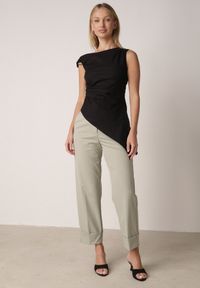 Born2be - Czarna Bawełniana Bluzka o Asymetrycznym Marszczonym Kroju z Aplikacją Omphasia. Okazja: na co dzień. Kolor: czarny. Materiał: bawełna. Wzór: aplikacja. Styl: casual, elegancki #4