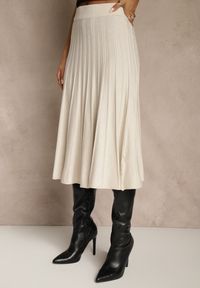 Renee - Beżowa Dzianinowa Spódnica Plisowana o Rozkloszowanym Kroju Tuswia. Okazja: na co dzień. Stan: podwyższony. Kolor: beżowy. Materiał: dzianina. Wzór: aplikacja. Styl: klasyczny, casual #5