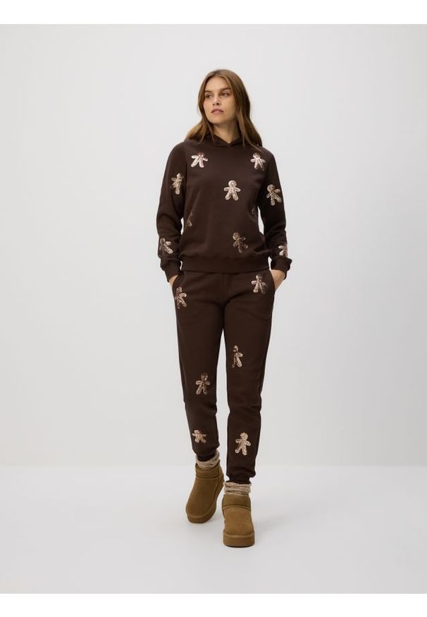 Reserved - Spodnie dresowe z aplikacjami - ciemnobrązowy. Kolor: brązowy. Materiał: dresówka. Wzór: aplikacja