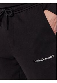 Calvin Klein Jeans Spodnie dresowe Institutional J30J324739 Czarny Regular Fit. Kolor: czarny. Materiał: bawełna