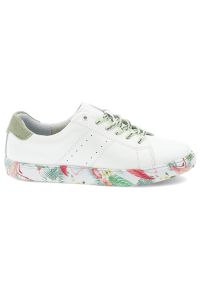 Białe Sneakersy Vinceza Stylowe Obuwie Damskie Ze Skóry Naturalnej. Okazja: na co dzień. Kolor: biały. Materiał: skóra. Szerokość cholewki: normalna. Wzór: napisy, kolorowy. Styl: elegancki #6