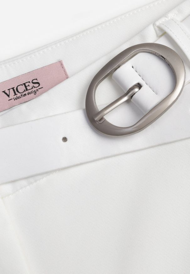 Born2be - Białe Garniturowe Spodnie VICES na Kant z Wszytym Paskiem z Klamrą Azivore. Okazja: na spotkanie biznesowe, na co dzień. Kolor: biały. Styl: elegancki, biznesowy, casual