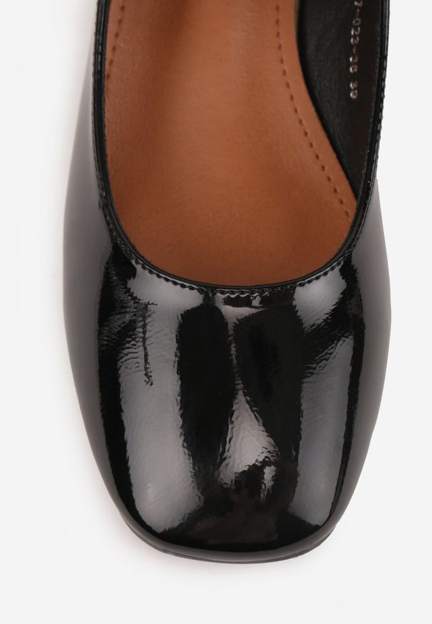 Born2be - Czarne Lakierowane Czółenka w Stylu Mary Jane na Niskim Słupku Zindira. Okazja: do pracy, na spotkanie biznesowe. Zapięcie: pasek. Kolor: czarny. Materiał: lakier. Obcas: na słupku. Styl: elegancki, biznesowy