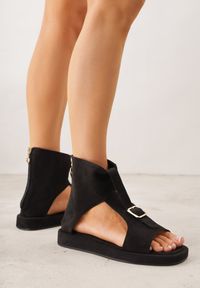 Renee - Czarne Sandały Typu Botki Ozdobione Metaliczną Klamrą z Przodu Adrasaia. Zapięcie: klamry. Kolor: czarny. Wzór: aplikacja. Sezon: lato #1