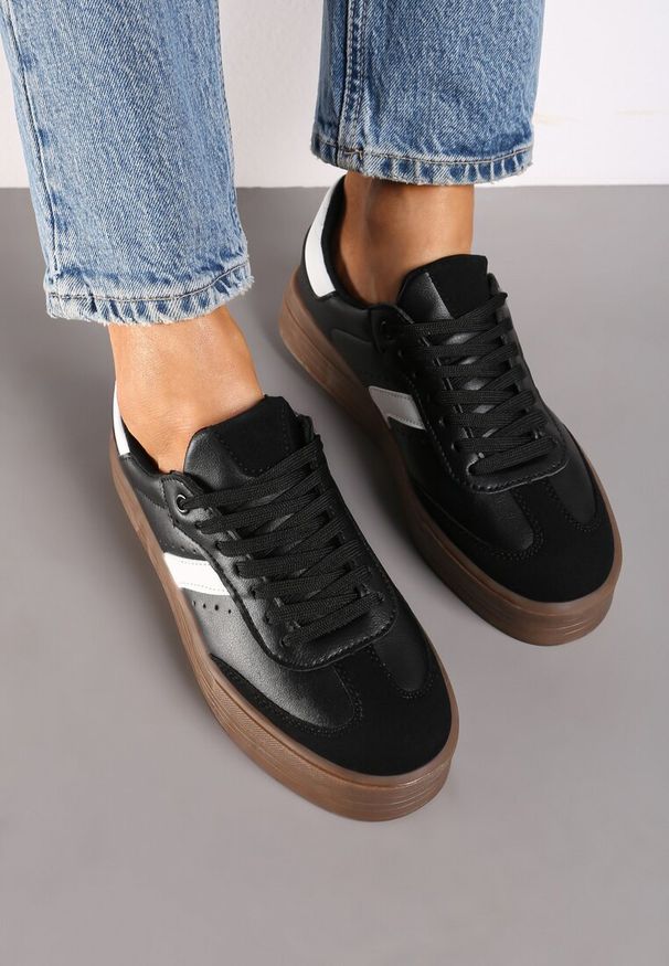 Renee - Czarne Sneakersy na Niskiej Platformie z Ekozamszowymi Wstawkami Irisca. Okazja: na co dzień. Nosek buta: okrągły. Kolor: czarny. Materiał: jeans. Wzór: kolorowy. Sezon: lato, wiosna. Obcas: na platformie