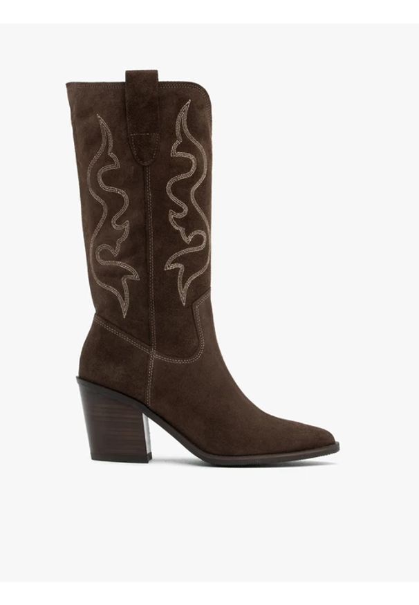 Ryłko - Brązowe kozaki kowbojki z przeszyciami. Zapięcie: zamek. Kolor: brązowy. Szerokość cholewki: normalna. Wzór: aplikacja. Materiał: welur, skóra. Sezon: jesień, wiosna. Obcas: na obcasie. Styl: street. Wysokość obcasa: średni