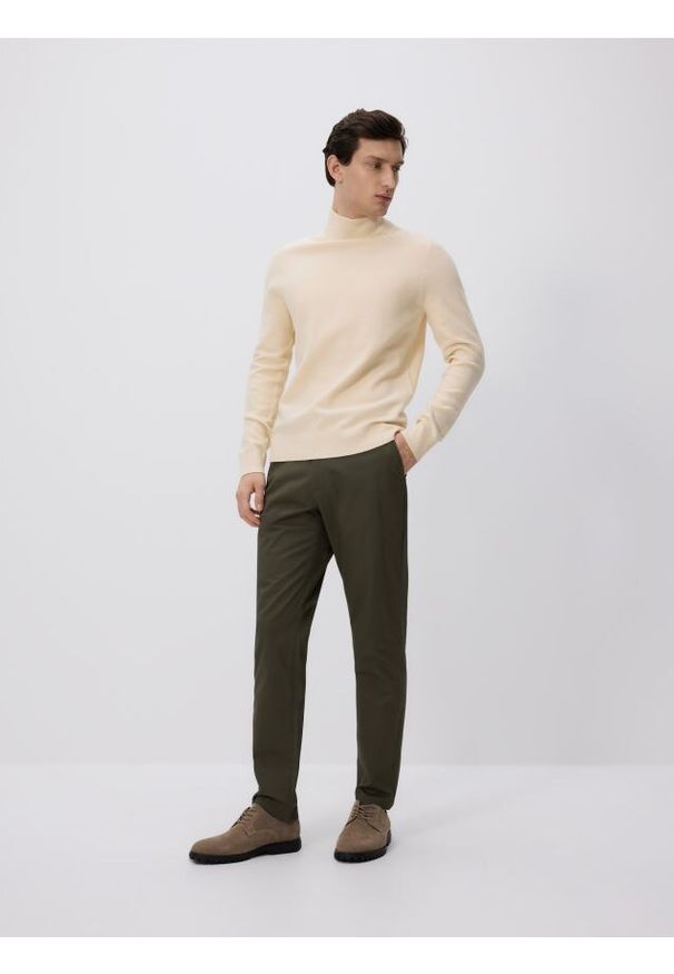 Reserved - Bawełniane spodnie chino slim - ciemnozielony. Kolor: zielony. Materiał: bawełna