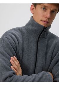 Reserved - Polarowa bluza ze stójką - ciemnoszary. Typ kołnierza: kołnierzyk stójkowy. Kolor: szary. Materiał: polar #1