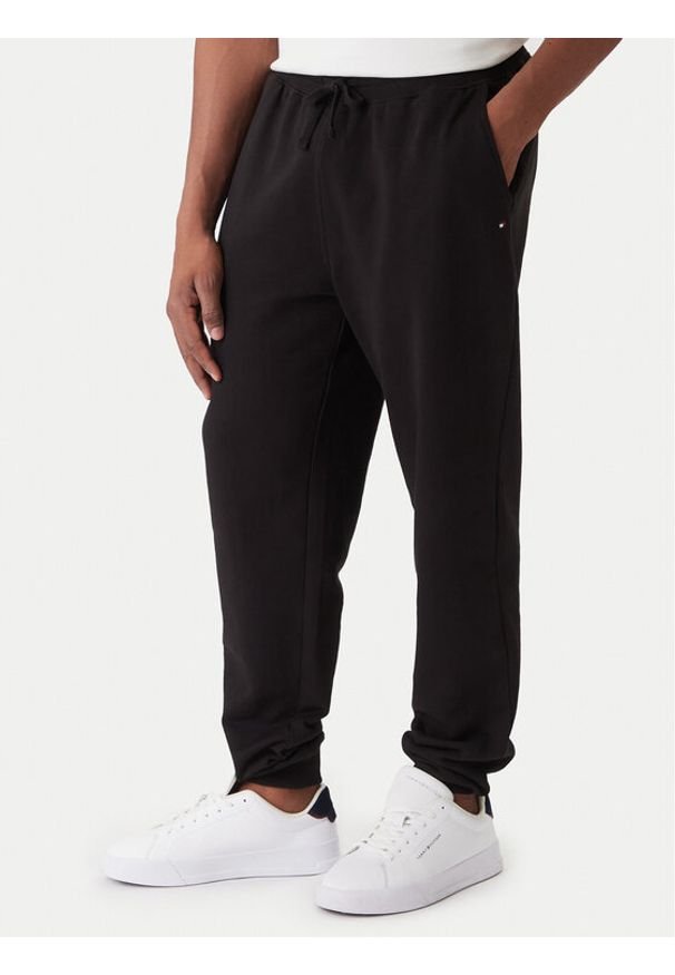 TOMMY HILFIGER - Tommy Hilfiger Spodnie dresowe Essential MW0MW37236 Czarny Regular Fit. Kolor: czarny. Materiał: bawełna