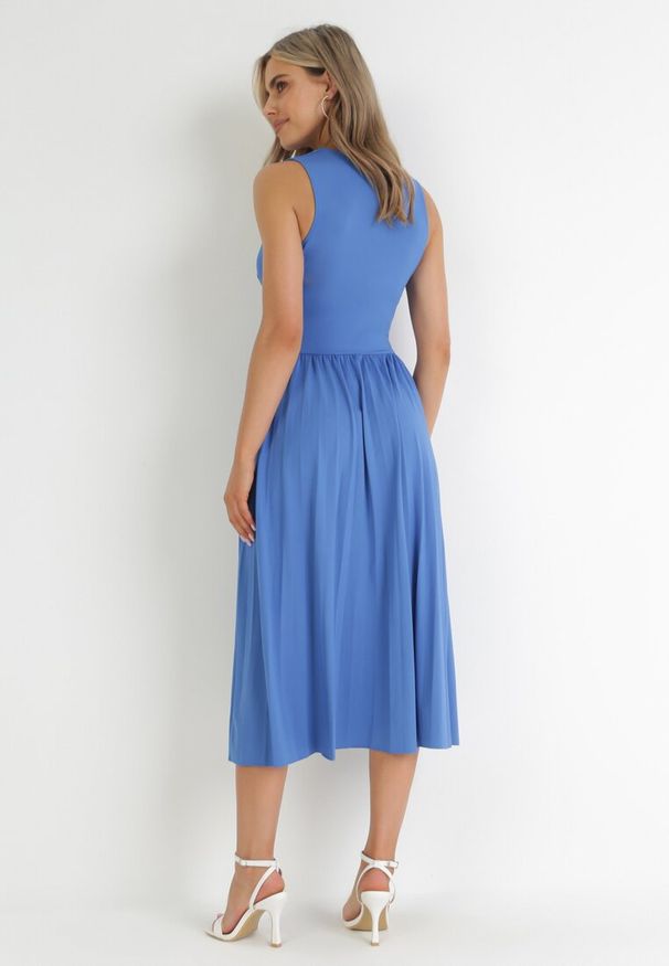 Born2be - Niebieska Sukienka Midi Bez Rękawów z Plisowanym Dołem Dreana. Kolor: niebieski. Długość rękawa: bez rękawów. Styl: elegancki. Długość: midi