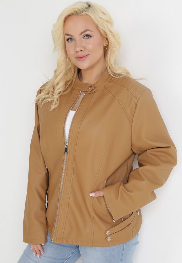 Born2be - Brązowa Kurtka Ramoneska ze Stójką i Zasuwanymi Kieszeniami Yalevana. Typ kołnierza: kołnierzyk stójkowy. Kolekcja: plus size. Kolor: brązowy