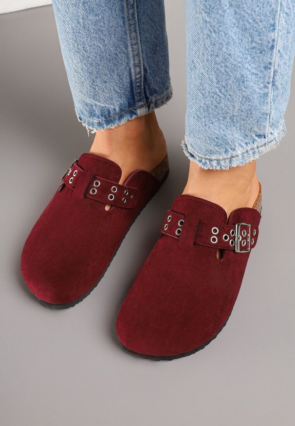Born2be - Bordowe Klapki Mule w Stylu Chodaków z Klamrą Lanaris. Kolor: czerwony