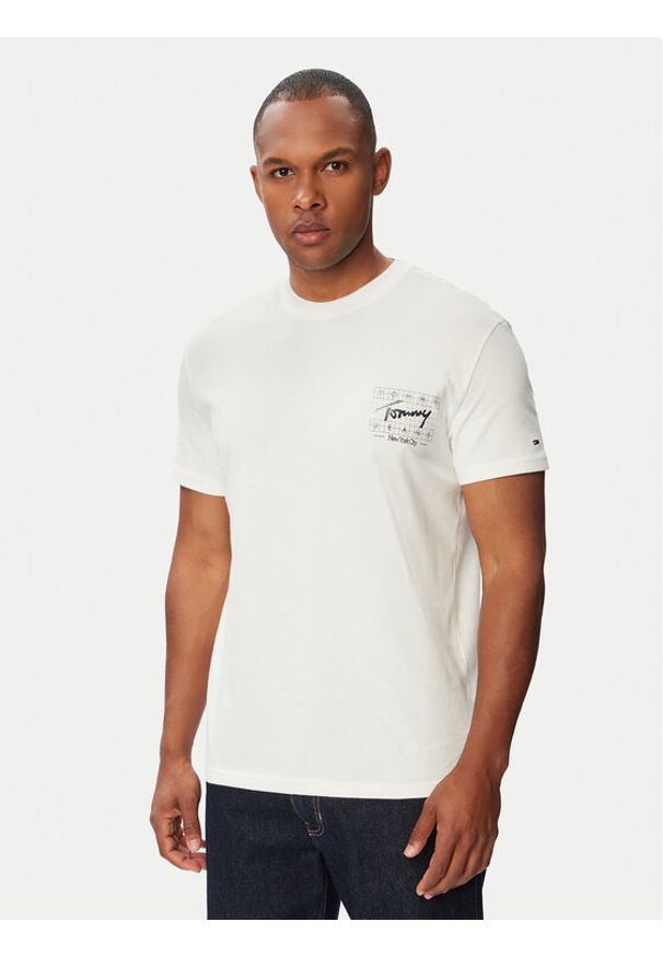Tommy Jeans T-Shirt Sign DM0DM23177 Kremowy Regular Fit. Kolor: kremowy. Materiał: bawełna