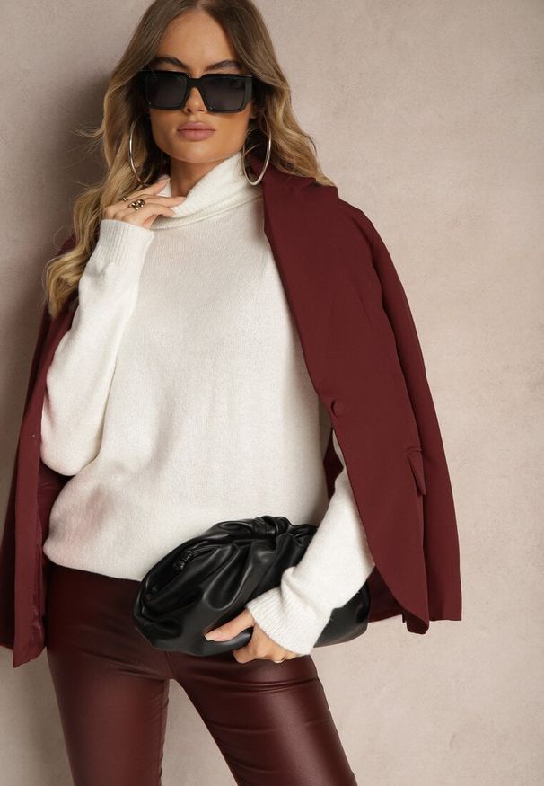 Renee - Jasnobeżowy Golf Bez Zdobień Minimalistyczny Torlena. Okazja: na spotkanie biznesowe, do pracy. Typ kołnierza: golf. Kolor: beżowy. Materiał: jeans, skóra. Długość rękawa: długi rękaw. Długość: długie. Wzór: aplikacja. Styl: biznesowy, klasyczny, elegancki