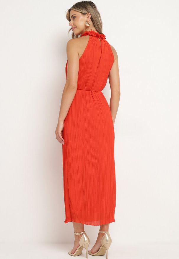 Born2be - Czerwona Sukienka z Ozdobnymi Aplikacjami i Dekoltem Halter z Materiałowym Paskiem Dimnatti. Okazja: na co dzień. Typ kołnierza: dekolt halter. Kolor: czerwony. Materiał: materiał. Wzór: aplikacja. Styl: casual, klasyczny