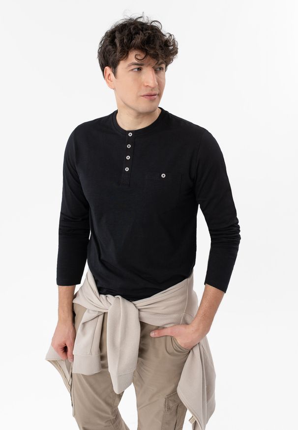 Volcano - Czarny longsleeve L-CASH. Kolor: czarny. Materiał: dzianina, włókno, materiał, prążkowany, bawełna, skóra. Długość rękawa: długi rękaw. Długość: długie. Wzór: paski. Sezon: zima, wiosna, jesień, lato. Styl: klasyczny