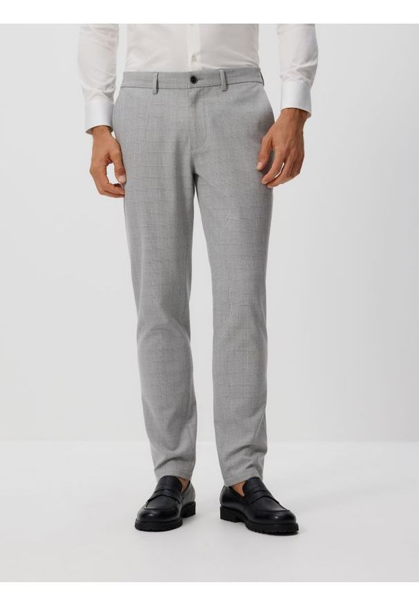 Reserved - Spodnie chino slim z wiskozą - beżowy. Kolor: beżowy. Materiał: wiskoza