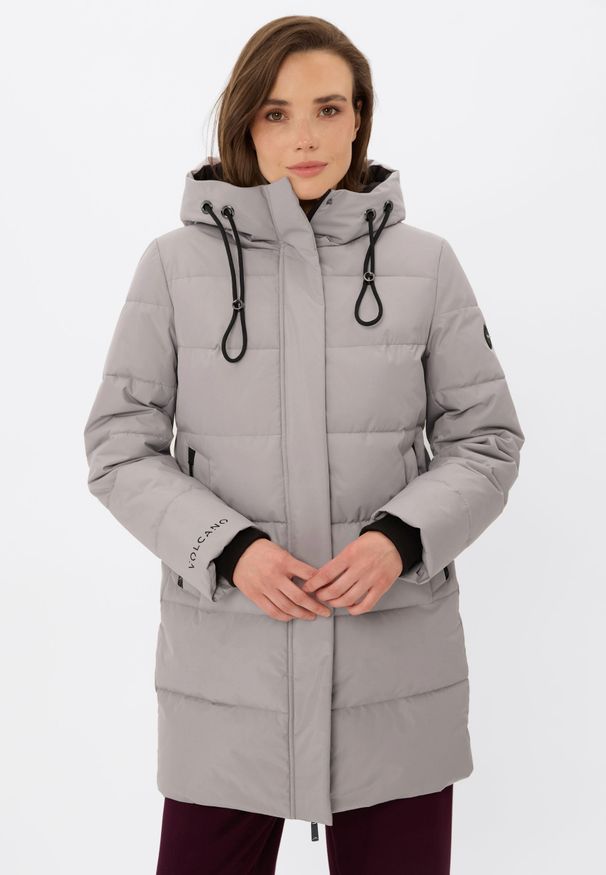 Volcano - Pikowany płaszcz J-LIVIA. Typ kołnierza: kaptur. Materiał: materiał. Długość: długie. Wzór: aplikacja. Sezon: zima