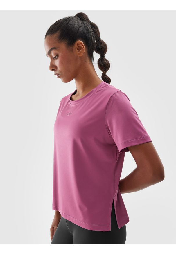 4f - 4F Koszulka treningowa oversize szybkoschnąca damska - różowa M. Kolor: różowy. Materiał: dzianina, elastan, włókno, materiał, poliester. Długość rękawa: krótki rękaw. Długość: krótkie. Wzór: gładki, jednolity, ze splotem. Sport: fitness
