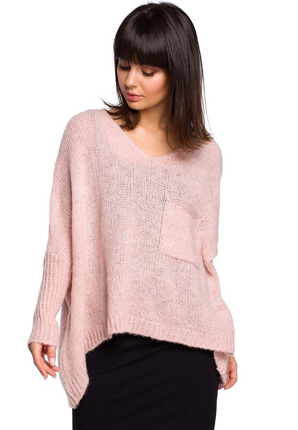 Różowy sweter oversize MOE z asymetrycznym kołnierzem