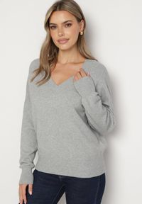 Born2be - Szary Sweter z Dekoltem w V z Domieszką Kaszmiru Mariara. Okazja: na co dzień. Typ kołnierza: dekolt w kształcie V. Kolor: szary. Materiał: kaszmir. Wzór: bez wzorów. Styl: casual #5