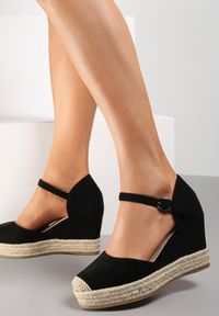 Renee - Czarne Sandały Ampatea. Nosek buta: okrągły. Zapięcie: pasek. Kolor: czarny. Wzór: aplikacja. Obcas: na koturnie. Styl: elegancki #1