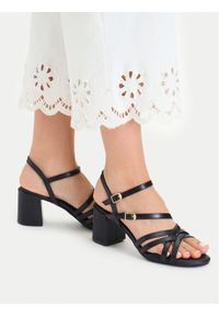 Clarks Sandały Ezoria Strap 26185893 Czarny. Kolor: czarny. Materiał: skóra #1