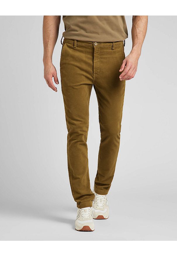 Lee - LEE SLIM CHINO MĘSKIE SPODNIE SZTRUKSOWE SZTRUKS TUMBLEWEED L71LAXDH 112321640. Materiał: sztruks