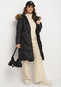 Born2be - Czarna Pikowana Kurtka z Odpinanym Futerkiem przy Kapturze i Napami u Dołu po Bokach Zemicea. Okazja: na co dzień. Kolor: czarny. Materiał: futro. Długość rękawa: długi rękaw. Długość: długie. Styl: casual, elegancki #6