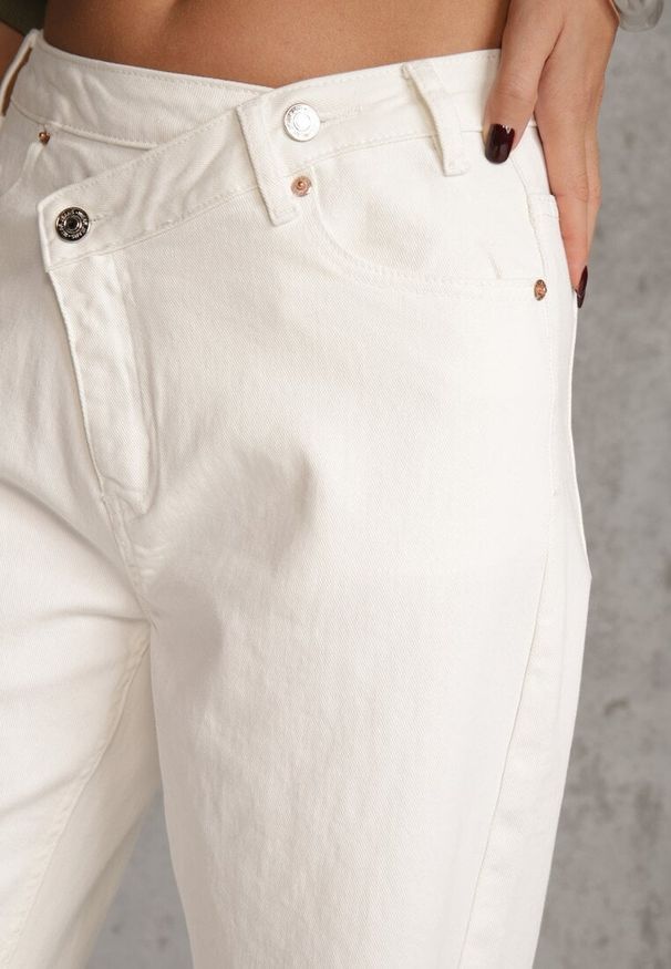 Renee - Białe Bawełniane Jeansy Wide Leg z Asymetrycznym Guzikiem Thesiphi. Kolor: biały