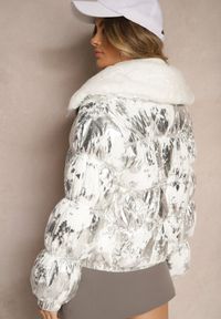 Renee - Srebrna Kurtka Pikowana Ozdobiona Futerkiem i Metalicznym Motywem Tatisa. Okazja: na spacer, na co dzień. Kolor: srebrny. Materiał: futro. Wzór: aplikacja. Styl: casual #5