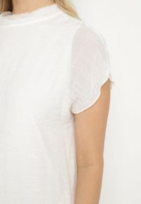 Born2be - Biała Sukienka Pudełkowa Ozdobiona Wiązaniem Napelira. Okazja: na co dzień. Kolor: biały. Materiał: jeans. Wzór: aplikacja. Styl: klasyczny, casual, elegancki #5