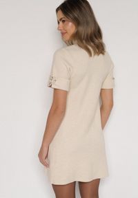Born2be - Jasnobeżowa Sweterkowa Sukienka Trapezowa Ozdobiona Aplikacjami i Perełkami Iletusa. Okazja: na co dzień, do pracy. Kolor: beżowy. Wzór: aplikacja. Typ sukienki: trapezowe. Styl: klasyczny, casual, elegancki. Długość: midi #6