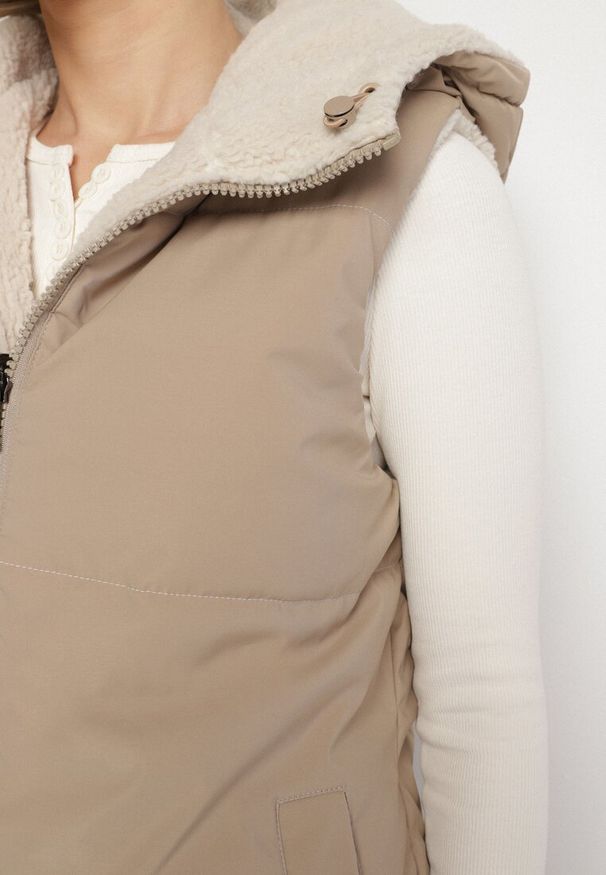 Born2be - Ciemnobeżowa Pikowana Kamizelka Dwustronna z Futerkiem Typu Baranek i Kapturem Lertiala. Okazja: na co dzień. Kolor: beżowy. Materiał: futro. Wzór: aplikacja. Styl: casual, elegancki, klasyczny