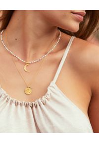 MOKOBELLE - Choker z perełek i kamieni naturalnych z półksiężycem. Materiał: złote, srebrne. Kolor: biały. Wzór: aplikacja. Kamień szlachetny: sodalit, perła #1