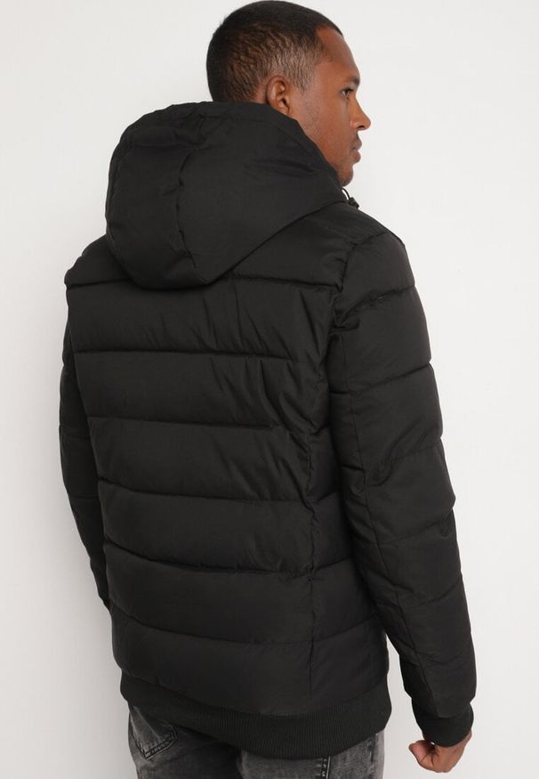 Born2be - Czarna Pikowana Kurtka z Odpinanym Kapturem i Kieszeniami Savantria. Okazja: na co dzień. Kolor: czarny. Materiał: jeans. Długość rękawa: długi rękaw. Długość: długie. Styl: casual, elegancki