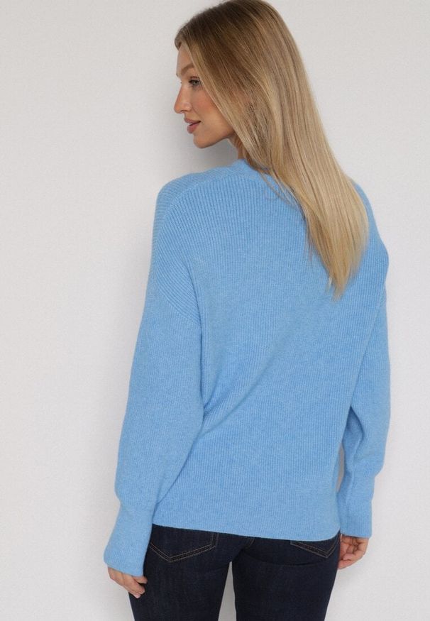 Born2be - Niebieski Sweter z Domieszką Kaszmiru z Dekoltem w Serek Feralaine. Okazja: na co dzień, na spotkanie biznesowe. Typ kołnierza: dekolt w serek. Kolor: niebieski. Materiał: kaszmir. Styl: biznesowy, klasyczny, casual, elegancki