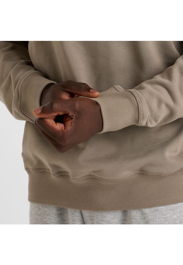 Bluza męska New Balance MT41547DOK – beżowa. Kolor: beżowy. Materiał: bawełna, dresówka, tkanina. Wzór: napisy